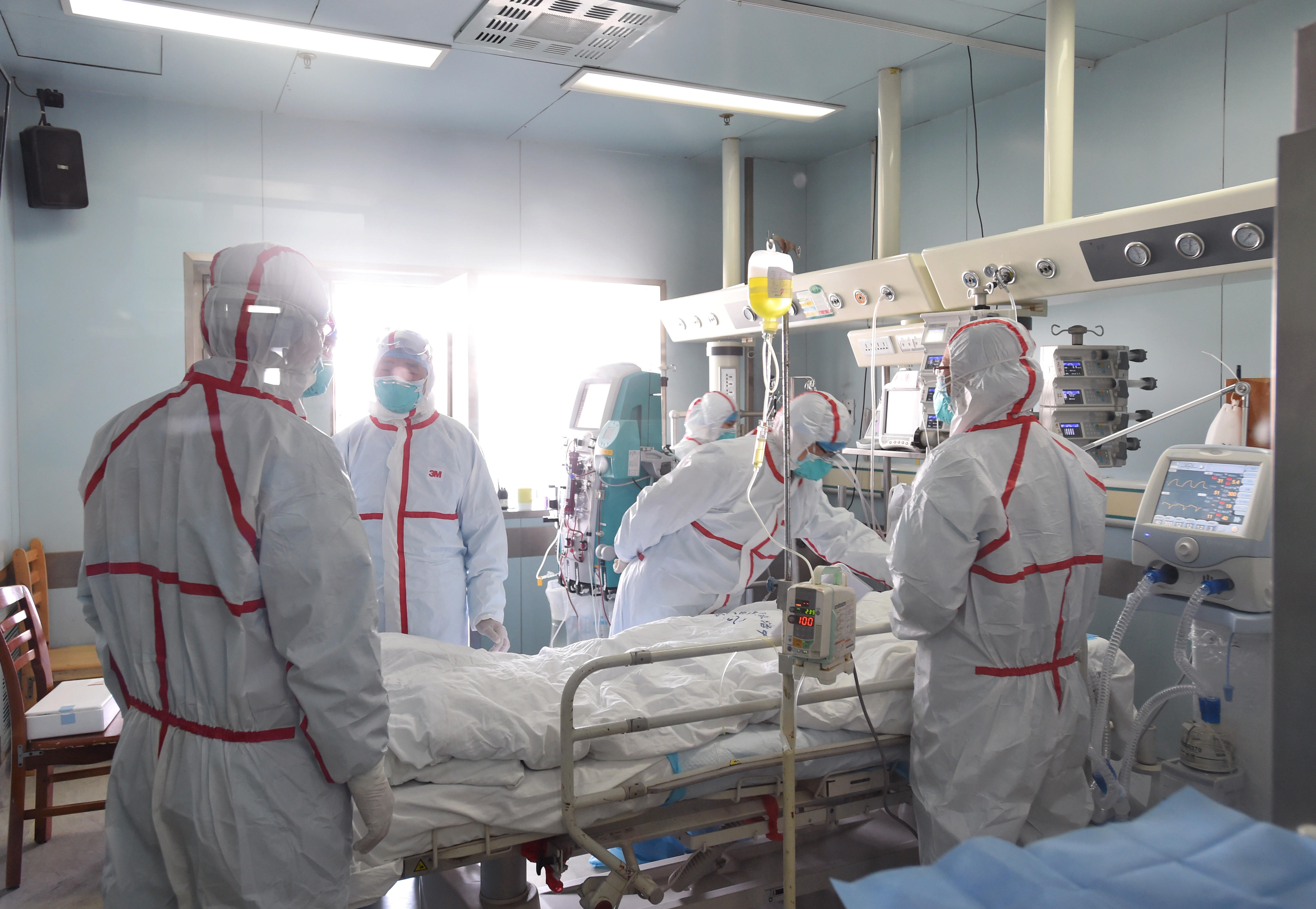 HP8WBH Wuhan, Wuhan, China. 12th Feb, 2017. Wuhan, CHINA-February 12 2017: (EDITORIAL USE ONLY. CHINA OUT) .Doctors provide medical treatment for a H7N9 patient at a hospital in Wuhan, central China's Hubei Province, February 12th, 2017. Statistics showed that 22 patients were diagnosed as H7N9 in Hubei by February 13th. Credit: SIPA Asia/ZUMA Wire/Alamy Live News